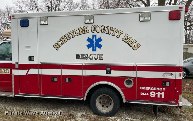 image for item MB9022 2000 Ford E450 Super Duty  ambulance