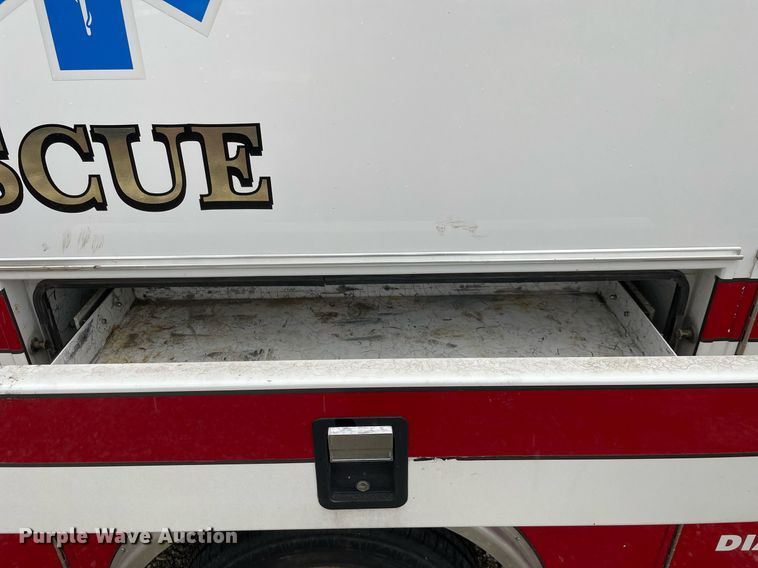 image for item MB9022 2000 Ford E450 Super Duty  ambulance