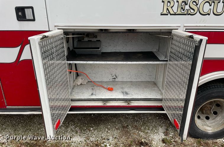 image for item MB9022 2000 Ford E450 Super Duty  ambulance