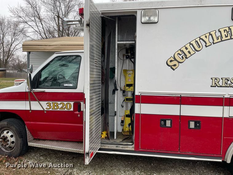 image for item MB9022 2000 Ford E450 Super Duty  ambulance