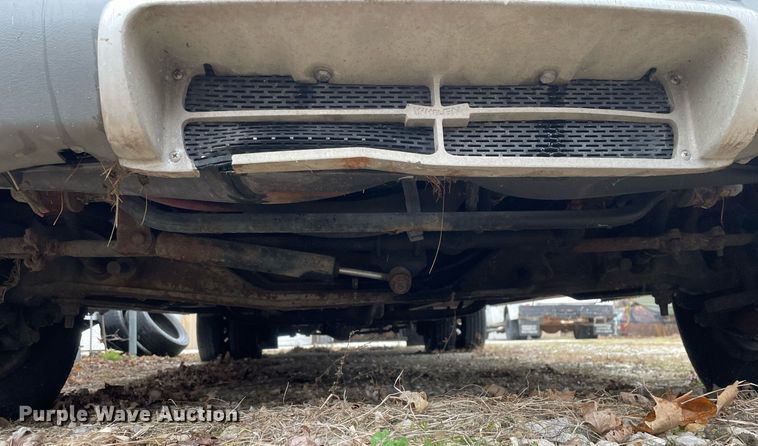 image for item MB9022 2000 Ford E450 Super Duty  ambulance