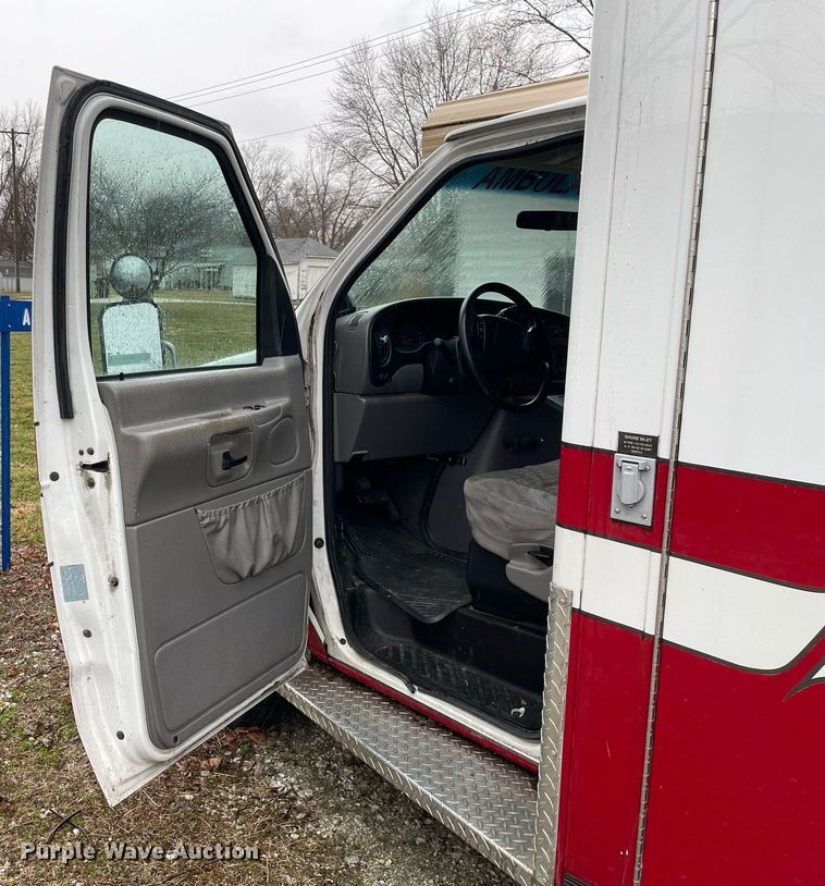 image for item MB9022 2000 Ford E450 Super Duty  ambulance