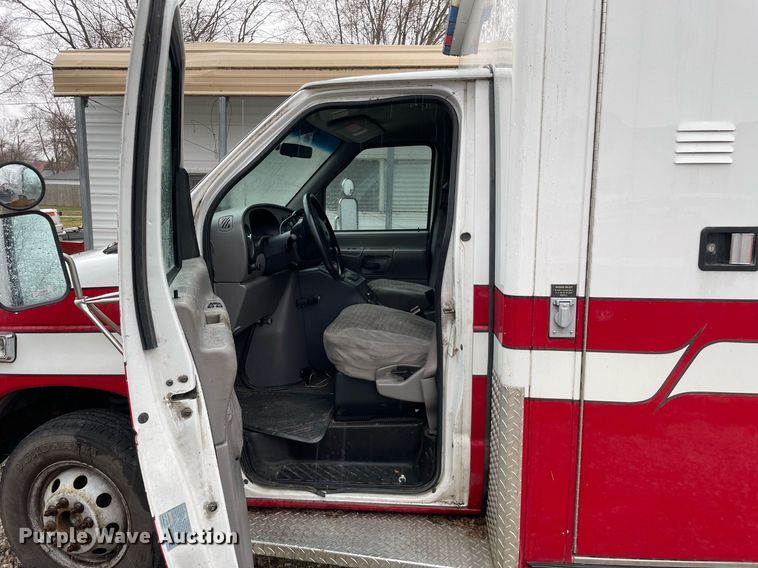 image for item MB9022 2000 Ford E450 Super Duty  ambulance
