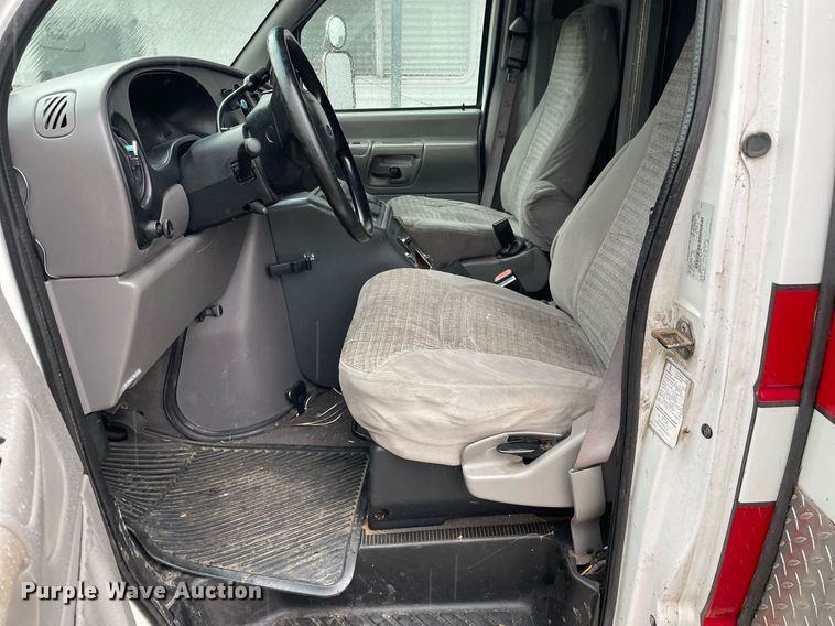 image for item MB9022 2000 Ford E450 Super Duty  ambulance