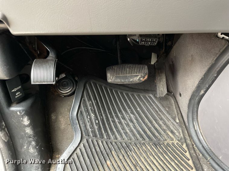 image for item MB9022 2000 Ford E450 Super Duty  ambulance