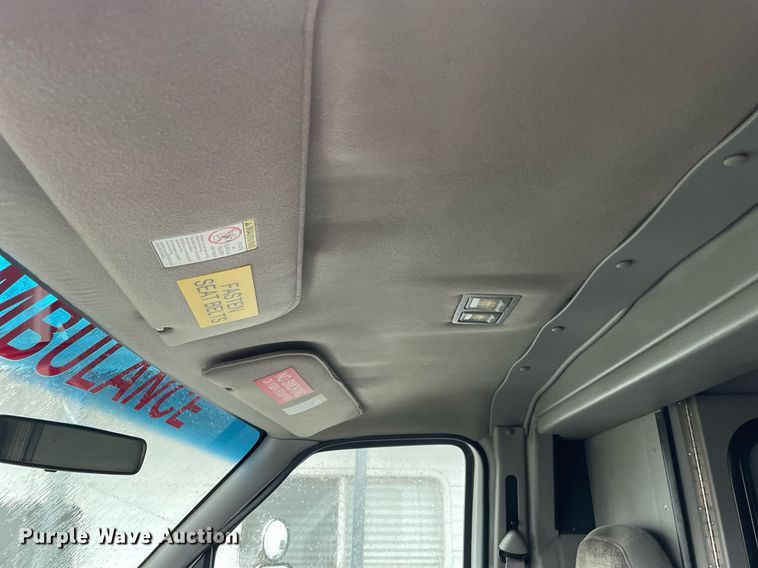 image for item MB9022 2000 Ford E450 Super Duty  ambulance