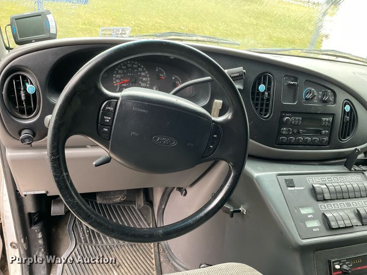 image for item MB9022 2000 Ford E450 Super Duty  ambulance