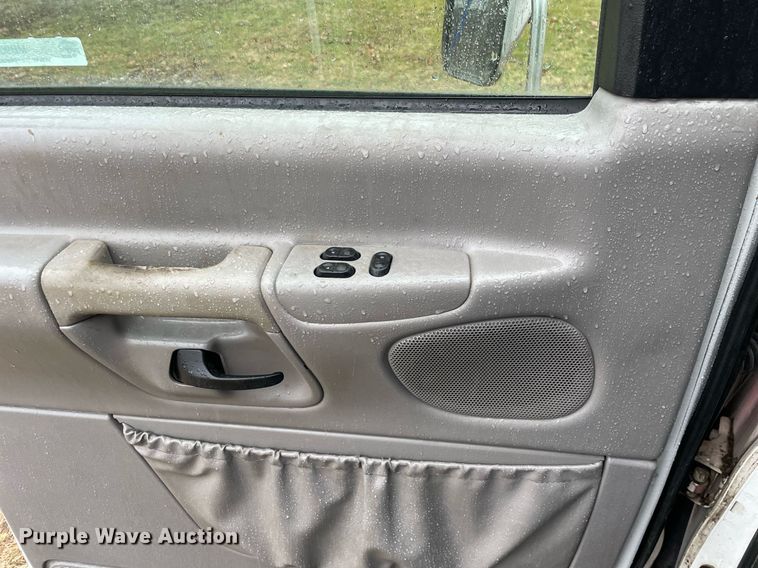 image for item MB9022 2000 Ford E450 Super Duty  ambulance