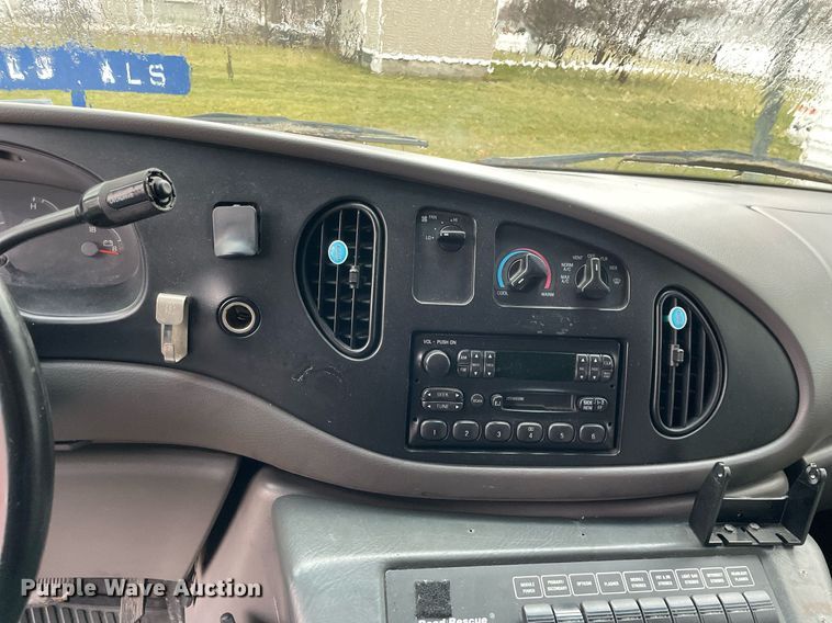 image for item MB9022 2000 Ford E450 Super Duty  ambulance