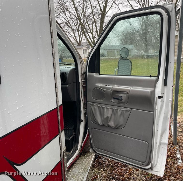 image for item MB9022 2000 Ford E450 Super Duty  ambulance