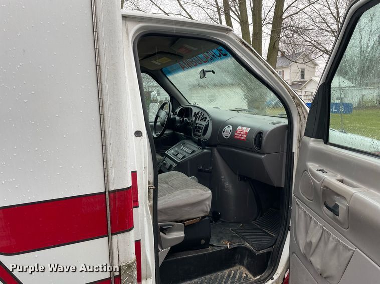 image for item MB9022 2000 Ford E450 Super Duty  ambulance