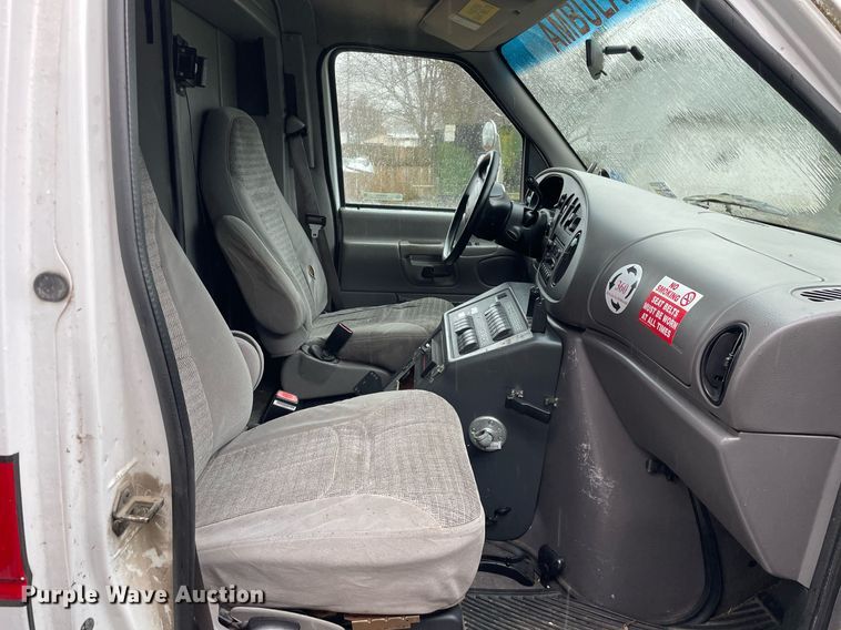 image for item MB9022 2000 Ford E450 Super Duty  ambulance