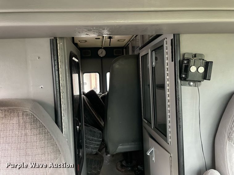 image for item MB9022 2000 Ford E450 Super Duty  ambulance