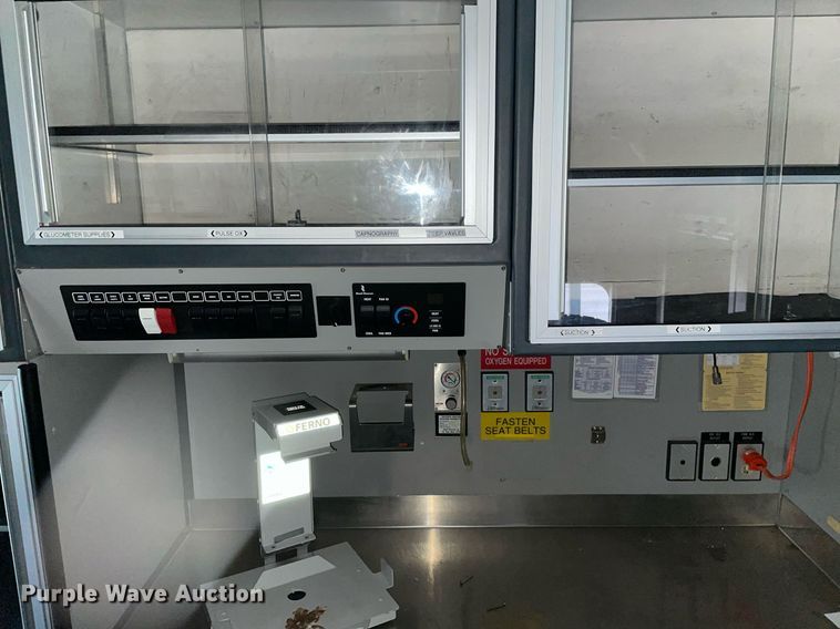 image for item MB9022 2000 Ford E450 Super Duty  ambulance