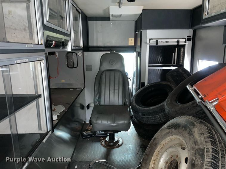 image for item MB9022 2000 Ford E450 Super Duty  ambulance