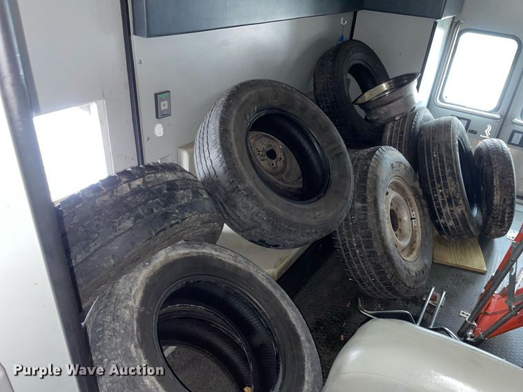 image for item MB9022 2000 Ford E450 Super Duty  ambulance