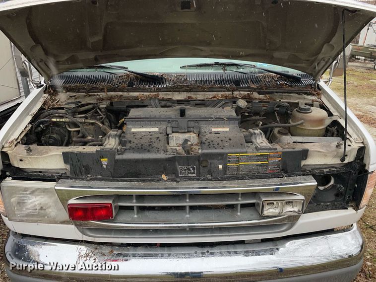 image for item MB9022 2000 Ford E450 Super Duty  ambulance