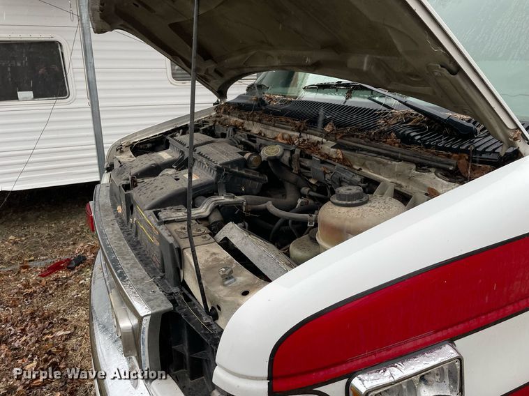 image for item MB9022 2000 Ford E450 Super Duty  ambulance