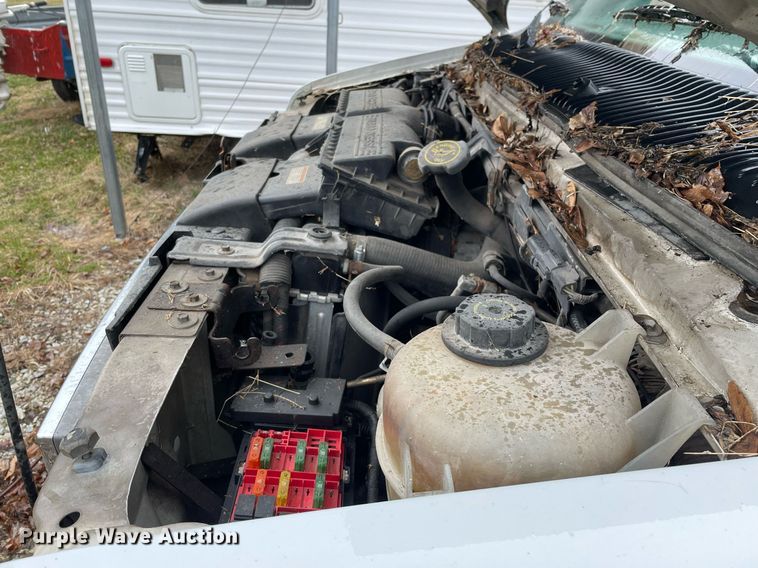 image for item MB9022 2000 Ford E450 Super Duty  ambulance