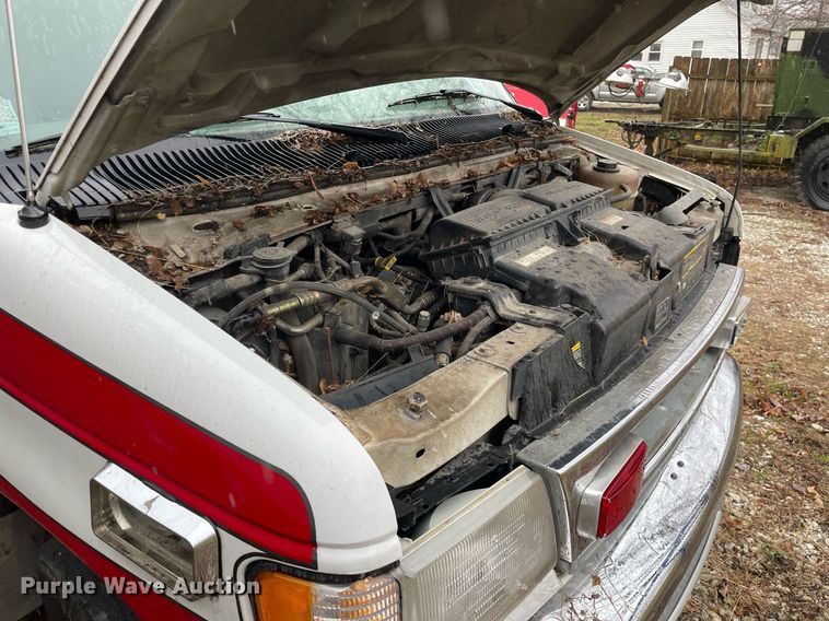 image for item MB9022 2000 Ford E450 Super Duty  ambulance