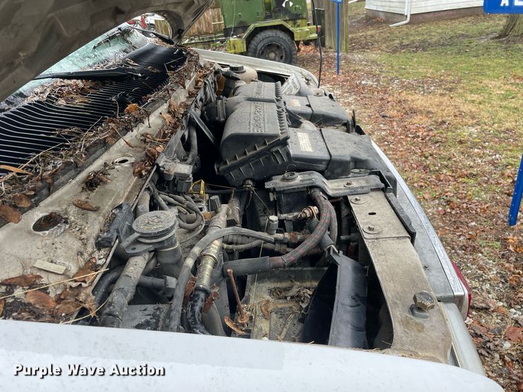 image for item MB9022 2000 Ford E450 Super Duty  ambulance