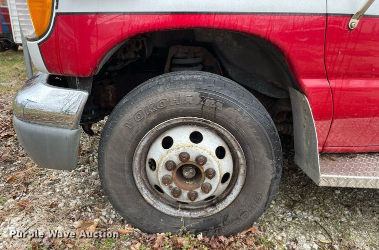 image for item MB9022 2000 Ford E450 Super Duty  ambulance