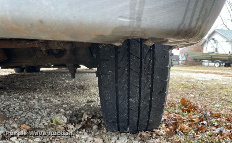 image for item MB9022 2000 Ford E450 Super Duty  ambulance