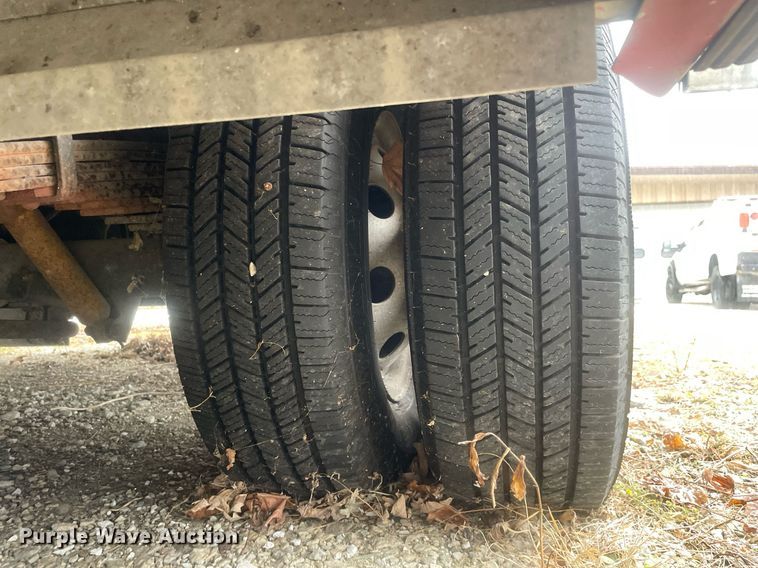 image for item MB9022 2000 Ford E450 Super Duty  ambulance