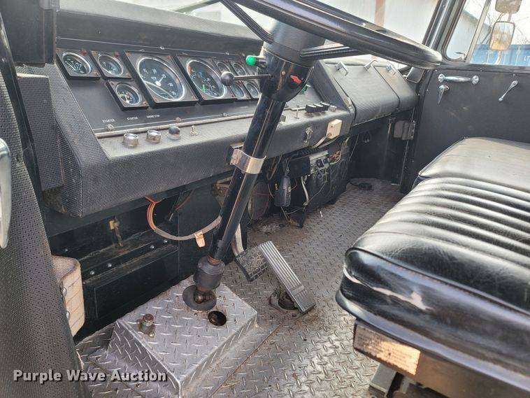 image for item MB9831 1981 Oshkosh V-1624M SPCL  pumper fire truck