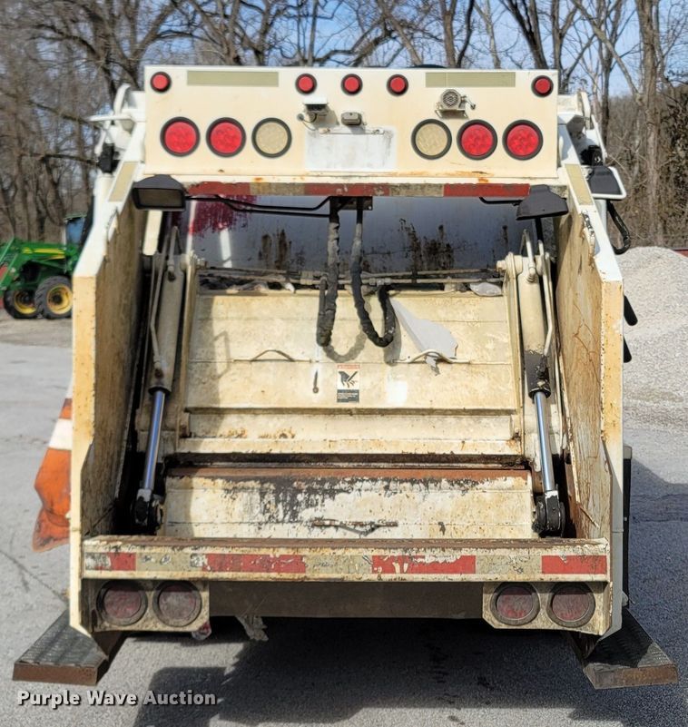 image for item MB9834 2008 Isuzu NPR  refuse truck