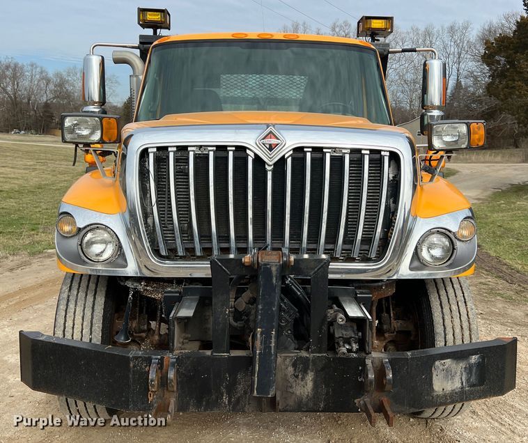 image for item MM9205 2009 International WorkStar 7500  truck cab and chassis