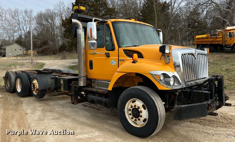 image for item MM9205 2009 International WorkStar 7500  truck cab and chassis