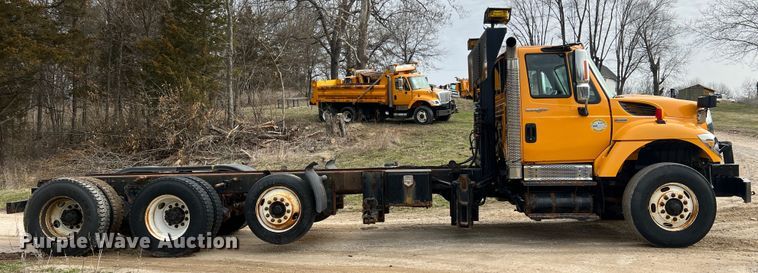 image for item MM9205 2009 International WorkStar 7500  truck cab and chassis