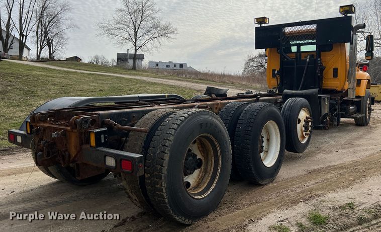 image for item MM9205 2009 International WorkStar 7500  truck cab and chassis