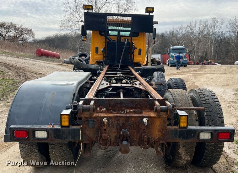 image for item MM9205 2009 International WorkStar 7500  truck cab and chassis