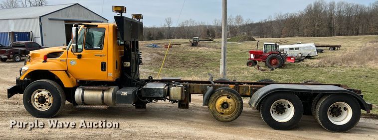 image for item MM9205 2009 International WorkStar 7500  truck cab and chassis