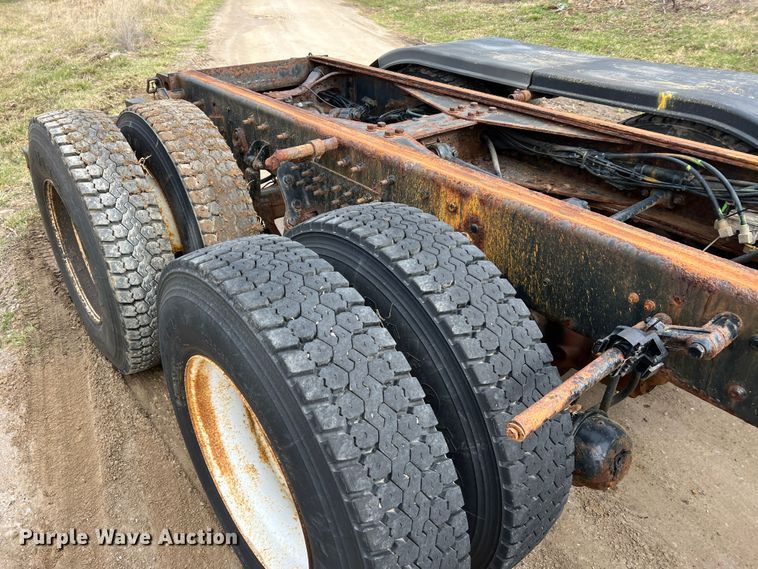 image for item MM9205 2009 International WorkStar 7500  truck cab and chassis