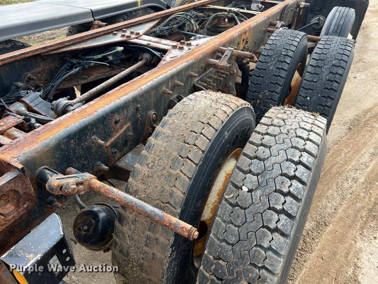 image for item MM9205 2009 International WorkStar 7500  truck cab and chassis