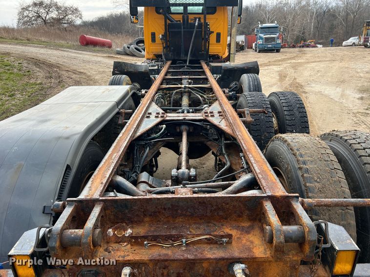 image for item MM9205 2009 International WorkStar 7500  truck cab and chassis