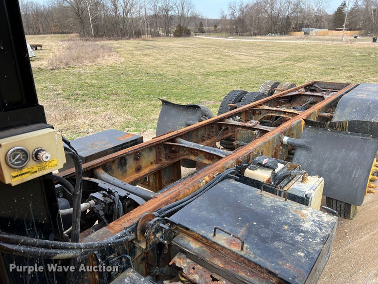 image for item MM9205 2009 International WorkStar 7500  truck cab and chassis