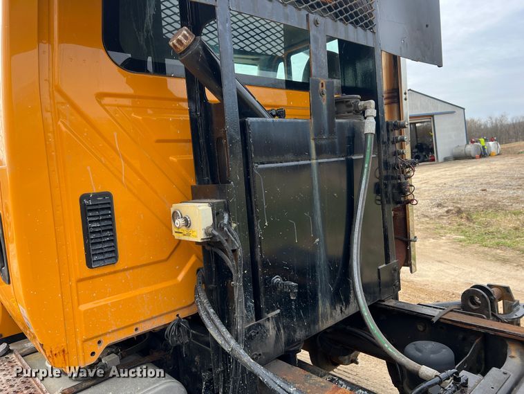 image for item MM9205 2009 International WorkStar 7500  truck cab and chassis