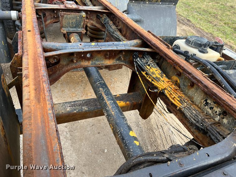 image for item MM9205 2009 International WorkStar 7500  truck cab and chassis