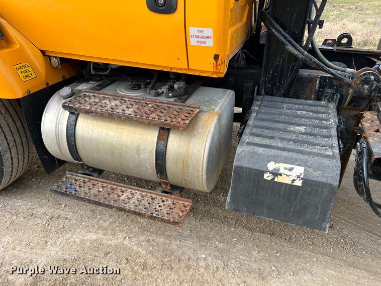 image for item MM9205 2009 International WorkStar 7500  truck cab and chassis