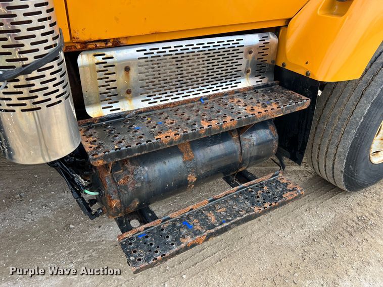 image for item MM9205 2009 International WorkStar 7500  truck cab and chassis