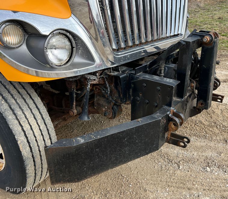 image for item MM9205 2009 International WorkStar 7500  truck cab and chassis