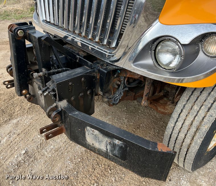 image for item MM9205 2009 International WorkStar 7500  truck cab and chassis