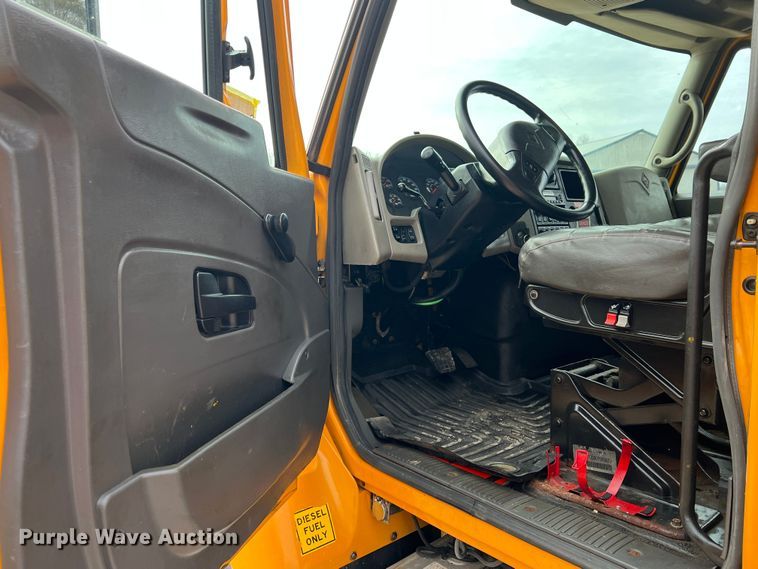 image for item MM9205 2009 International WorkStar 7500  truck cab and chassis