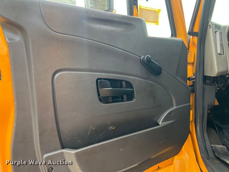 image for item MM9205 2009 International WorkStar 7500  truck cab and chassis