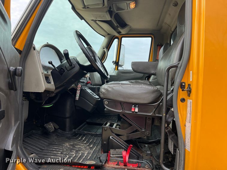 image for item MM9205 2009 International WorkStar 7500  truck cab and chassis