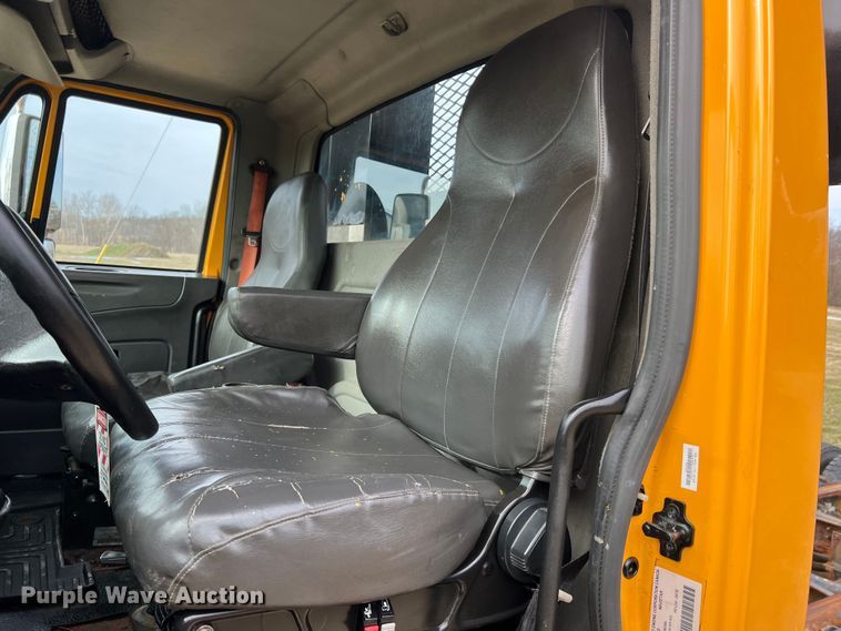 image for item MM9205 2009 International WorkStar 7500  truck cab and chassis